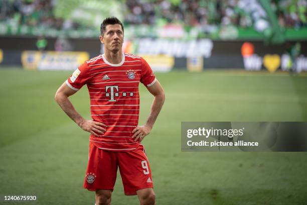 May 2022, Lower Saxony, Wolfsburg: Soccer: Bundesliga, VfL Wolfsburg - Bayern Munich, Matchday 34, Volkswagen Arena. Munich's Robert Lewandowski...