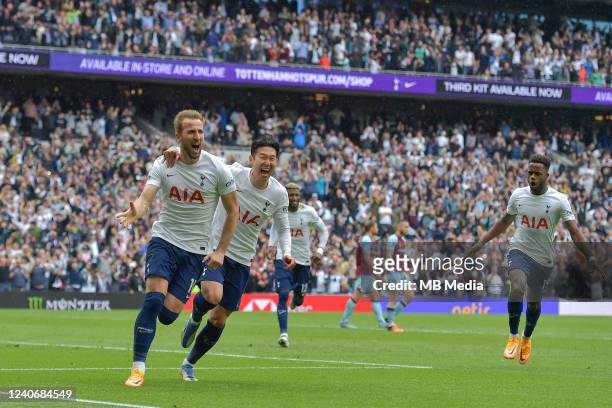 Harry Kane of Tottenham Hotspur celebrates his goal with team mates during the Premier League match between Tottenham Hotspur and Burnley at...