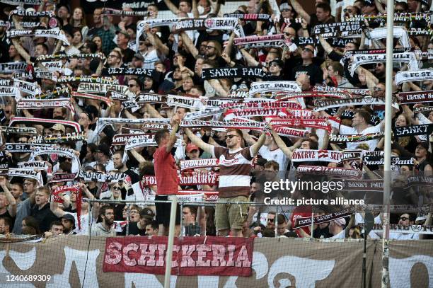 Soccer, 2. Bundesliga, FC St. Pauli - Fortuna Düsseldorf, 34th matchday at Millerntorstadion. St. Pauli fans celebrate the players. Photo: Michael...