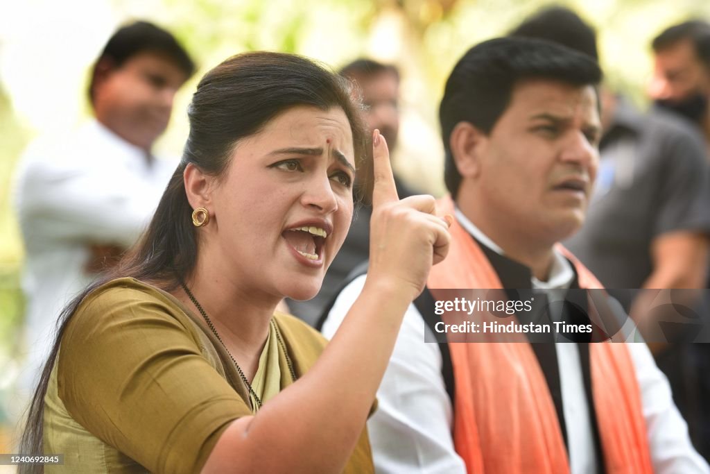Ravya Rana Lok Sabha MP Navneet Rana along with her husband and MLA Ravi Rana ...