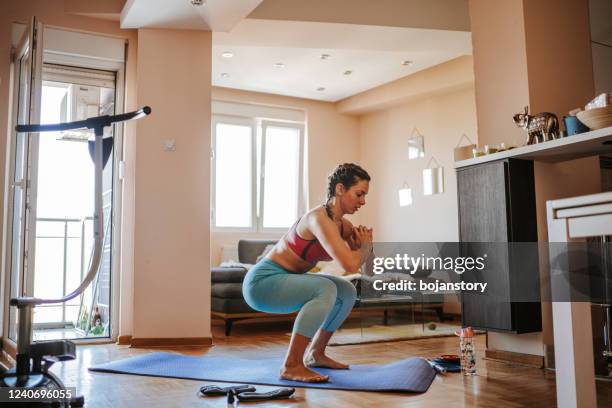 heimtraining - frau gymnastik stock-fotos und bilder