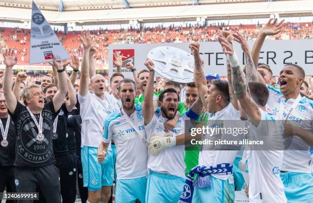 May 2022, Bavaria, Nuremberg: Soccer: 2nd Bundesliga, 1. FC Nuremberg - FC Schalke 04, Matchday 34 at Max Morlock Stadium. Schalke's players cheer...