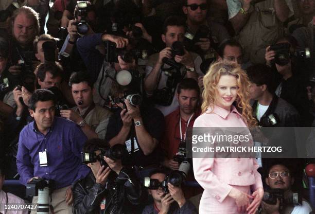 Actrice américaine Nicole Kidman pose pour les photographes, le 20 mai 1995 au Palais des Festivals à Cannes, lors de la présentation à la presse du...