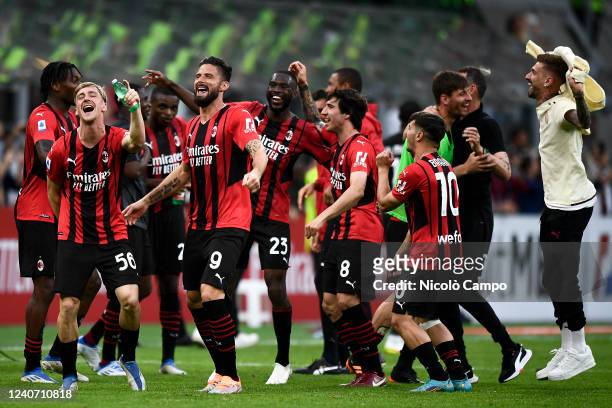 Players of AC Milan celebrate the victory at the end of at the end of the Serie A football match between AC Milan and Atalanta BC. AC Milan won 2-0...