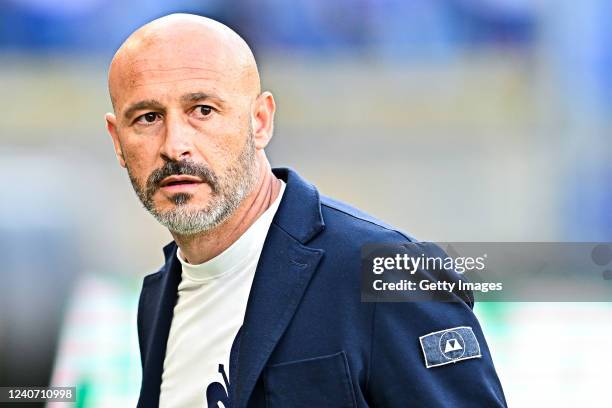 Vincenzo Italiano head coach of Fiorentina looks on prior to kick-off in the Serie A match between UC Sampdoria and ACF Fiorentina at Stadio Luigi...