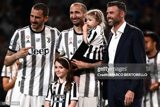 Juventus' Italian defender Giorgio Chiellini poses with his children, Juventus' Italian defender Leonardo Bonucci and Juventus' former Italian player...