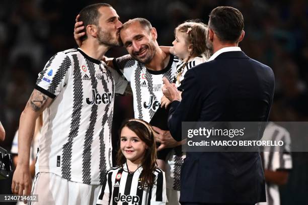 Juventus' Italian defender Giorgio Chiellini poses with his children, Juventus' Italian defender Leonardo Bonucci and Juventus' former Italian player...