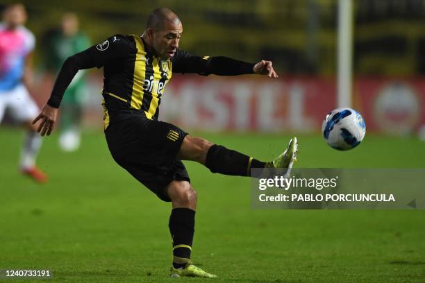 Uruguay's Penarol Walter Gargano shoots the ball during the Copa Libertadores group stage football match against Paraguay's Cerro Porteño, at the...