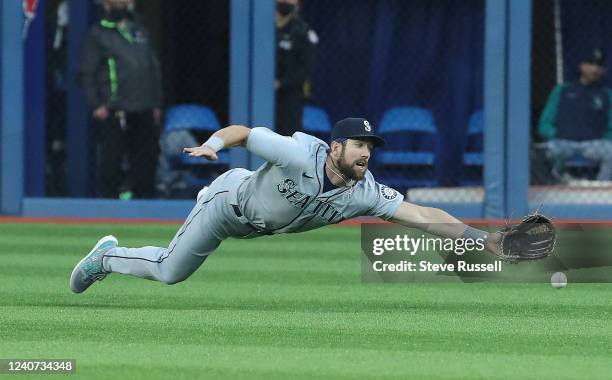 Toronto Blue Jays center fielder George Springer hits a shallow ball that Seattle Mariners right fielder Steven Souza Jr. Cannot catch allowing...