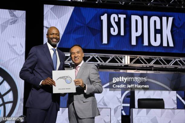 Head Coach Jamahl Mosley of the Orland Magic and Deputy Commissioner of the NBA, Mark Tatum hold up the card of the Orlando Magic after they get the...
