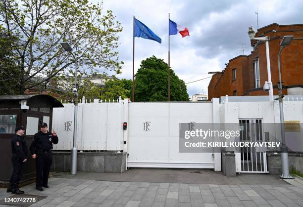 Police officers stand guard at the French embassy in Moscow on May 18, 2022. - Moscow on May 18, 2022 kicked out diplomats from France, Italy and...