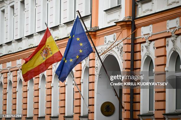 Flags of Spain and the European Union fly outside the Spanish embassy in Moscow on May 18, 2022. - Moscow on May 18, 2022 kicked out diplomats from...