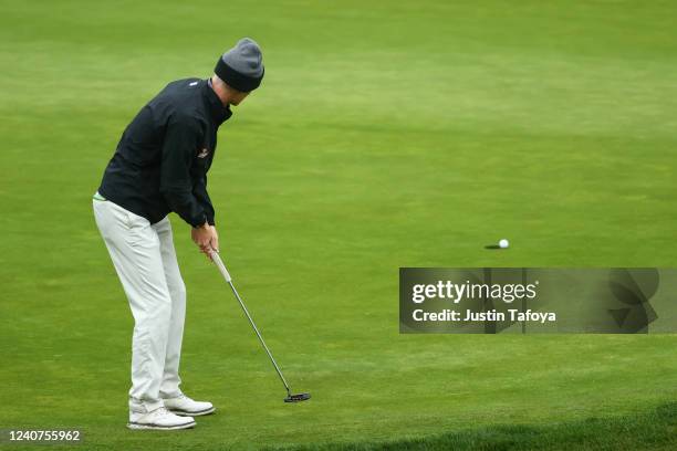 Joel Sylven of the Missouri St. Louis Tritons makes the winning putt in a sudden death playoff against Keegan Bronnenberg of the University of...