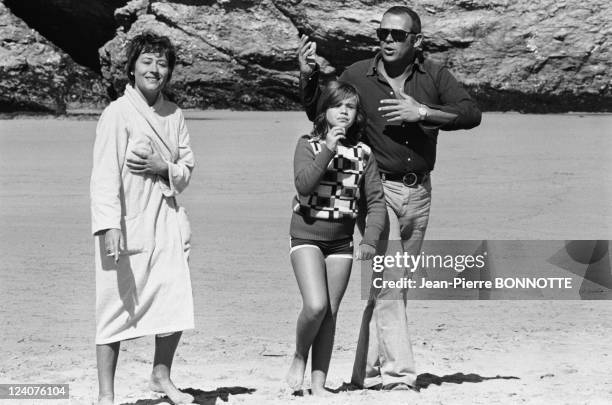 Set of the movie "Traitement de choc" In France In November, 1972 - Annie Girardot with husband Renato Salvatori and daughter Giulia.