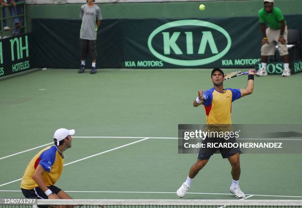 El colombiano Alejandro Falla se dispone a devolver la pelota junto a su companero Santiago Giraldo durante el partido de dobles contra los...