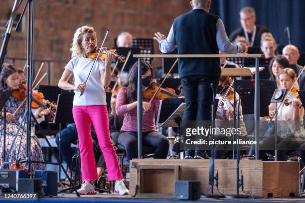 May 2022, Mecklenburg-Western Pomerania, Peenemünde: Violinist Anne-Sophie Mutter rehearses with the New York Philharmonic in the former turbine hall...