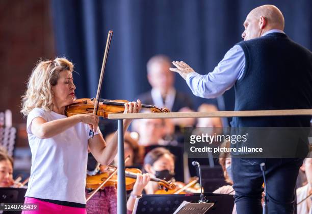 May 2022, Mecklenburg-Western Pomerania, Peenemünde: Violinist Anne-Sophie Mutter rehearses with the New York Philharmonic in the former turbine hall...