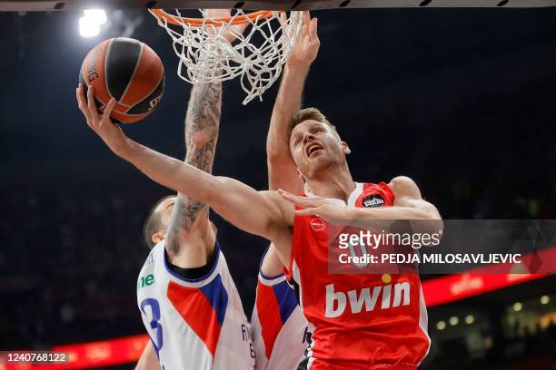 Olympiacos' Thomas Walkup vies with Anadolu Efes' Adrien Moerman during the EuroLeague semi-final basketball match between Olympiacos Piraeus and...