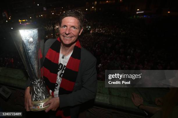 Frankfurt's head coach Oliver Glasner stands on the balcony of the town hall with the trophy during the official celebration of winning the UEFA...