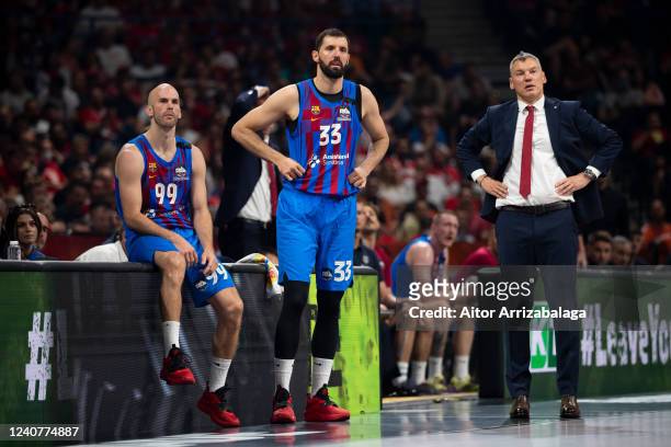 Sarunas Jasikevicius, Head Coach of FC Barcelona, Nikola Mirotic, #33 of FC Barcelona and Nick Calathes, #99 of FC Barcelona during the 2022 Turkish...