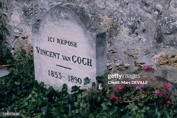 Van Gogh : Museum in Amsterdam, his tomb, his house in Auvers Sur Oise, France in November, 1989 - Van Gogh's grave in Auvers-sur-Oise.