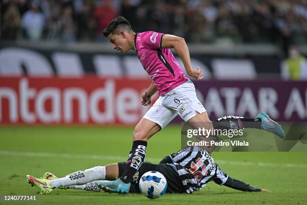 Ademir of Atletico Mineiro and Fernando Gaibor of Independiente del Valle fight for the ball during a match between Atletico Mineiro and...