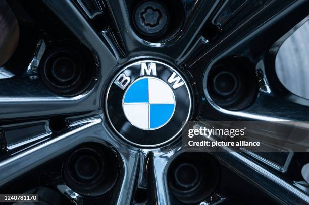 May 2022, Baden-Wuerttemberg, Rottweil: The logo of the car manufacturer BMW can be seen on the rim of a 420 d M in a car dealership. Photo: Silas...