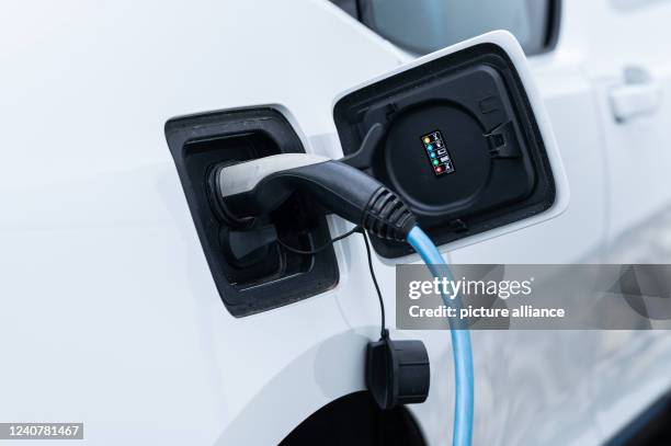 May 2022, Baden-Wuerttemberg, Rottweil: An i3 electric car from the car manufacturer BMW is charged at a charging station at a car dealership. Photo:...
