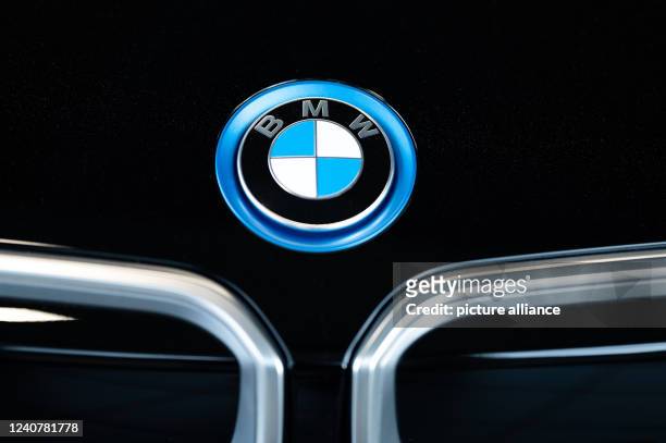 May 2022, Baden-Wuerttemberg, Rottweil: The logo of the car manufacturer BMW can be seen on an i3 in a car dealership. Photo: Silas Stein/dpa