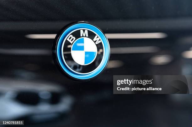 May 2022, Baden-Wuerttemberg, Rottweil: The logo of the car manufacturer BMW can be seen on an i3 in a car dealership. Photo: Silas Stein/dpa