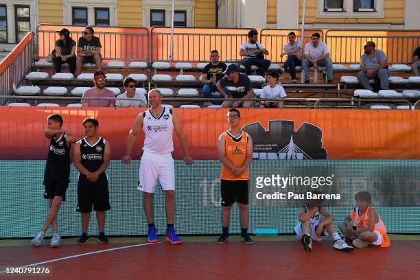 Former player Ramunas Siskauskas rests with participants during the 2022 Turkish Airlines EuroLeague Final Four Belgrade One Team Special Olympic...