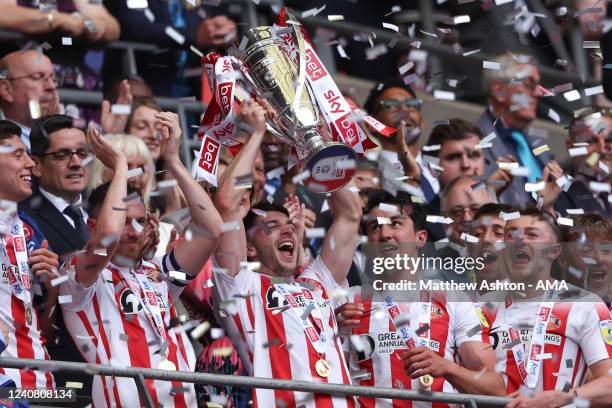 Sunderland celebrate winning promotion as Lynden Gooch of Sunderland lifts the trophy with his team mates during the Sky Bet League One Play-Off...