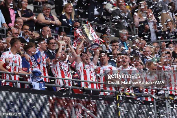 Sunderland celebrate winning promotion as Lynden Gooch of Sunderland lifts the trophy with his team mates during the Sky Bet League One Play-Off...