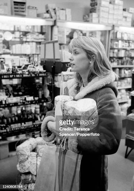 Anglo-American actress Jill Townsend shopping in London, circa December 1975.