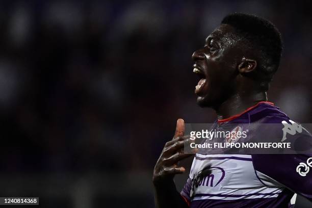 Fiorentina's Ghanaina midfielder Alfred Duncan celebrates after opening the scoring during the Italian Serie A football match between Fiorentina and...