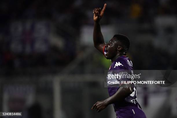 Fiorentina's Ghanaina midfielder Alfred Duncan celebrates after opening the scoring during the Italian Serie A football match between Fiorentina and...