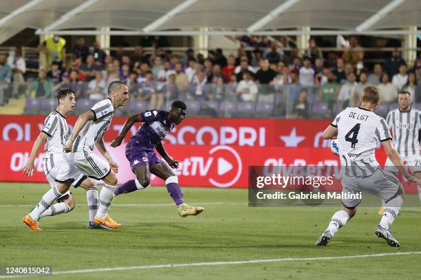 Alfred Duncan of ACF Fiorentina scores the opening goal during the Serie A match between ACF Fiorentina and Juventus at Stadio Artemio Franchi on May...