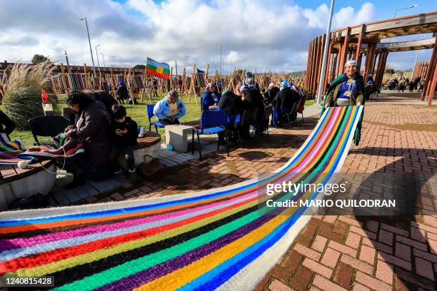 Indigenous Mapuche women weave on a loom a 1-kilomemter weave in an attempt to break a Guinness Record in Puerto Saavedra, Chile on May 21,2022. -...