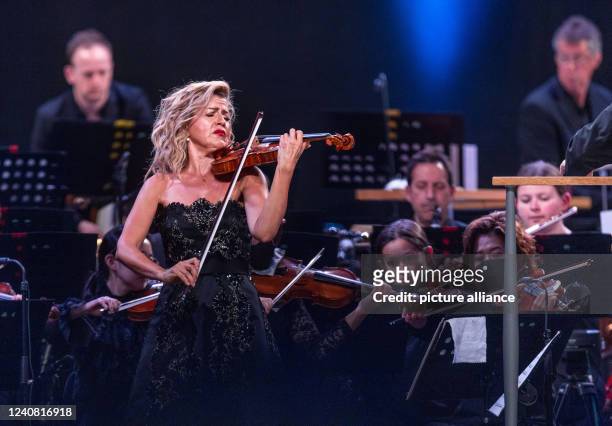 May 2022, Mecklenburg-Western Pomerania, Peenemünde: Violinist Anne-Sophie Mutter joins the New York Philharmonic Orchestra for the second concert at...