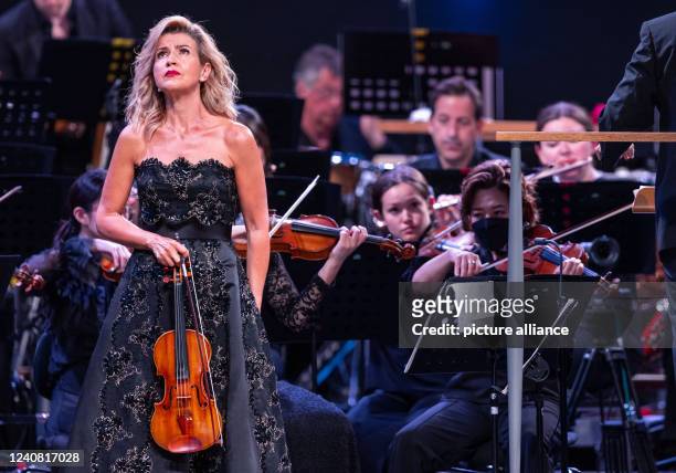 May 2022, Mecklenburg-Western Pomerania, Peenemünde: Violinist Anne-Sophie Mutter joins the New York Philharmonic Orchestra for the second concert at...