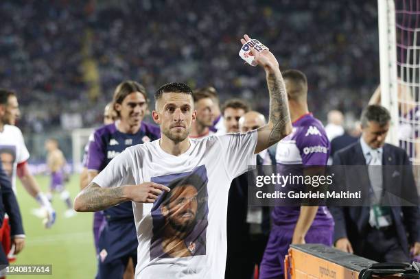 Cristiano Biraghi of ACF Fiorentina greets the fans after during the Serie A match between ACF Fiorentina and Juventus at Stadio Artemio Franchi on...