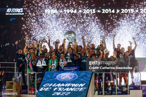 Marquinhos of Paris Saint-Germain and Paris Saint-Germain players celebrate the championship title after the Ligue 1 Uber Eats match between Paris...