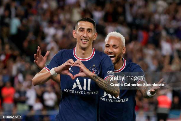 Angel Di Maria of Paris Saint-Germain celebrates his goal with Neymar Jr of Paris Saint-Germain during the Ligue 1 Uber Eats match between Paris...