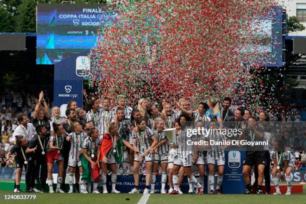 Juventus Woman celebrate the victory of the Women Coppa Italia Final between Juventus and AS Roma at Stadio Paolo Mazza on May 22, 2022 in Ferrara,...