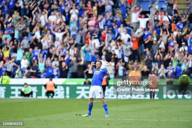 Jamie Vardy of Leicester City celebrates scoring the second goal for Leicester City during the Premier League match between Leicester City and...