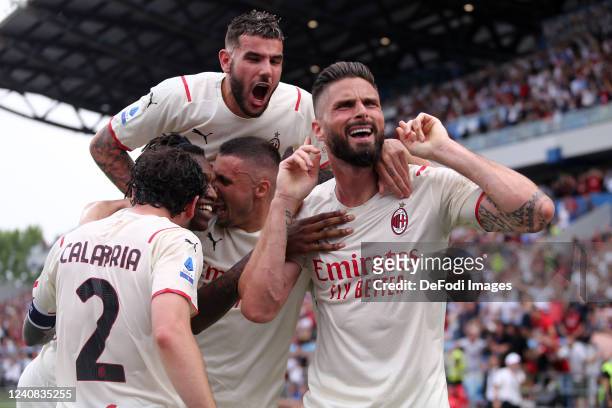 Olivier Giroud of AC Milan celebrates after scoring his team's second goal with team mates during the Serie A match between US Sassuolo and AC Milan...