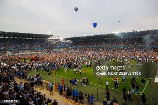 Club's supporters celebrate after a soccer match between Club Brugge KV and RSC Anderleht, Sunday 22 May 2022 in Brugge, on the sixth and last day of...