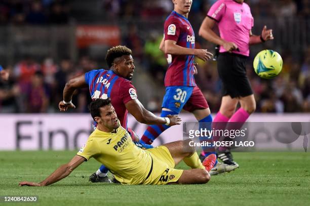 Villarreal's Spanish defender Alfonso Pedraza fights for the ball with Barcelona's Spanish forward Adama Traore during the Spanish League football...