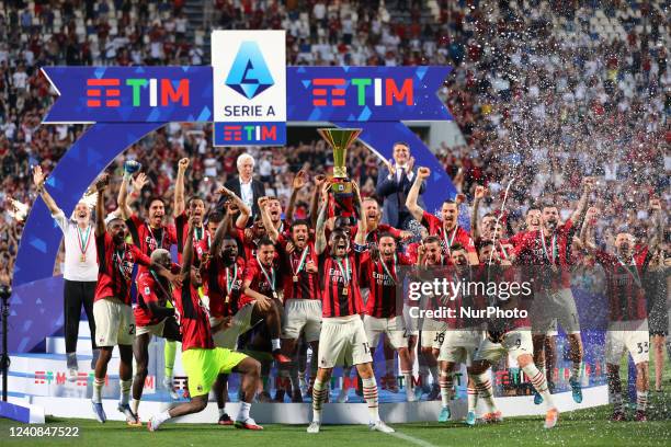 Players of AC MILAN celebrate the trophy during the Serie A match between US Sassuolo and AC Milan at Mapei Stadium-Citta del Tricolore on May 22,...