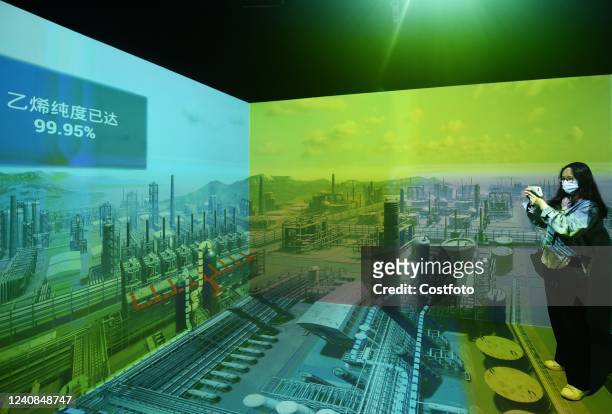 Citizen views sinopec's Zhoushan production base through industrial metaverse at the Yangtze River Delta Manufacturing Digital Capability Center in...